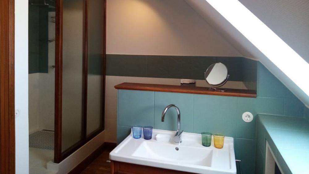 Bad mit Waschtisch und großer Dusche