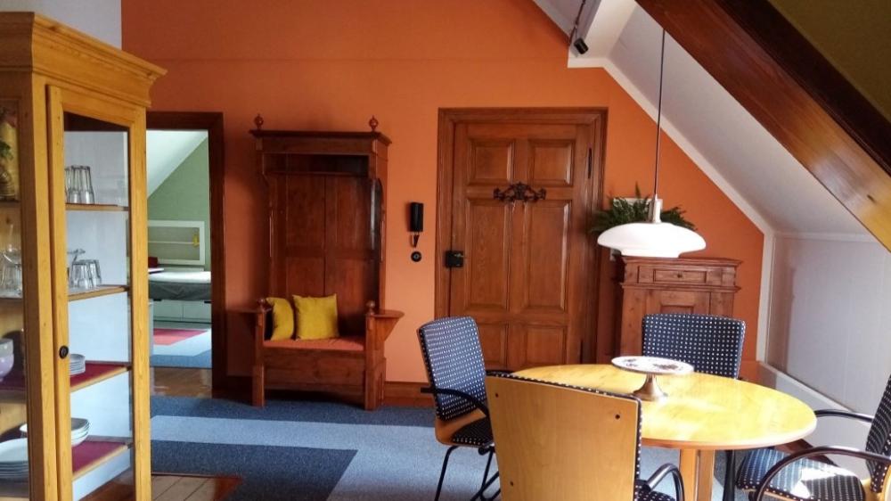 offener Essbereich, Blick in das Kinder-/Jugendzimmer