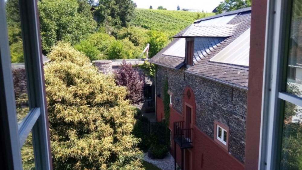 Blick aus Schlafzimmerfenster auf Innenhof und Weinberge