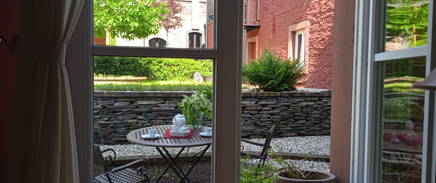 Blick aus dem Küchenfenster auf den Essplatz im Innenhof